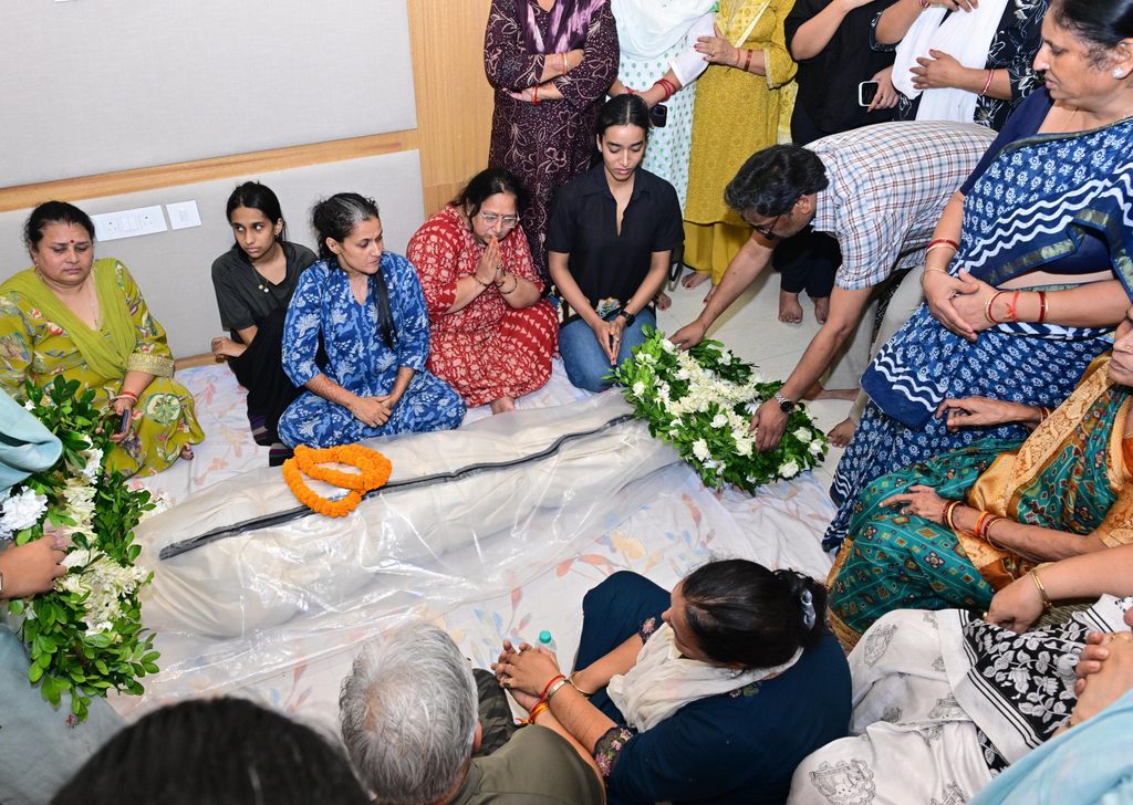 दीपिका पांडेय सिंह की बेटी तृषा सिंह की अंतिम विदाई, सीठियो घाट पर पिता ने दी मुखाग्नि 82 HS HZLxaoAAsDWA