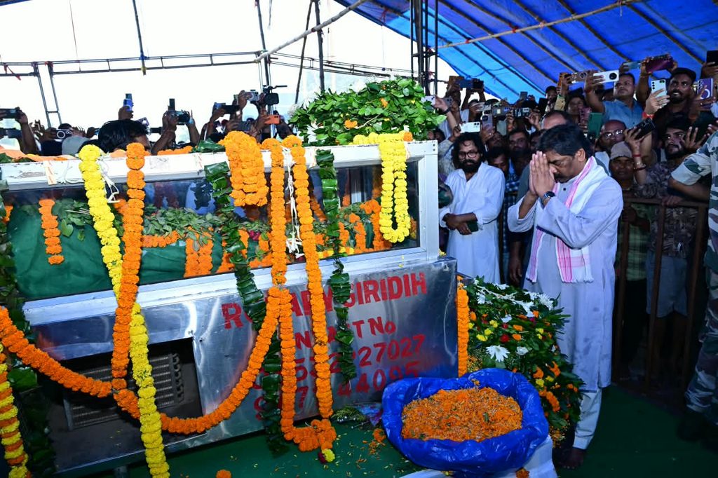 सुदिव्य कुमार सोनू को हेमंत सोरेन ने दी भावभीनी श्रद्धांजलि, अंतिम दर्शन कर भावुक हुए मुख्यमंत्री 4 WhatsApp Image 2026 09 06 at 14.36.27