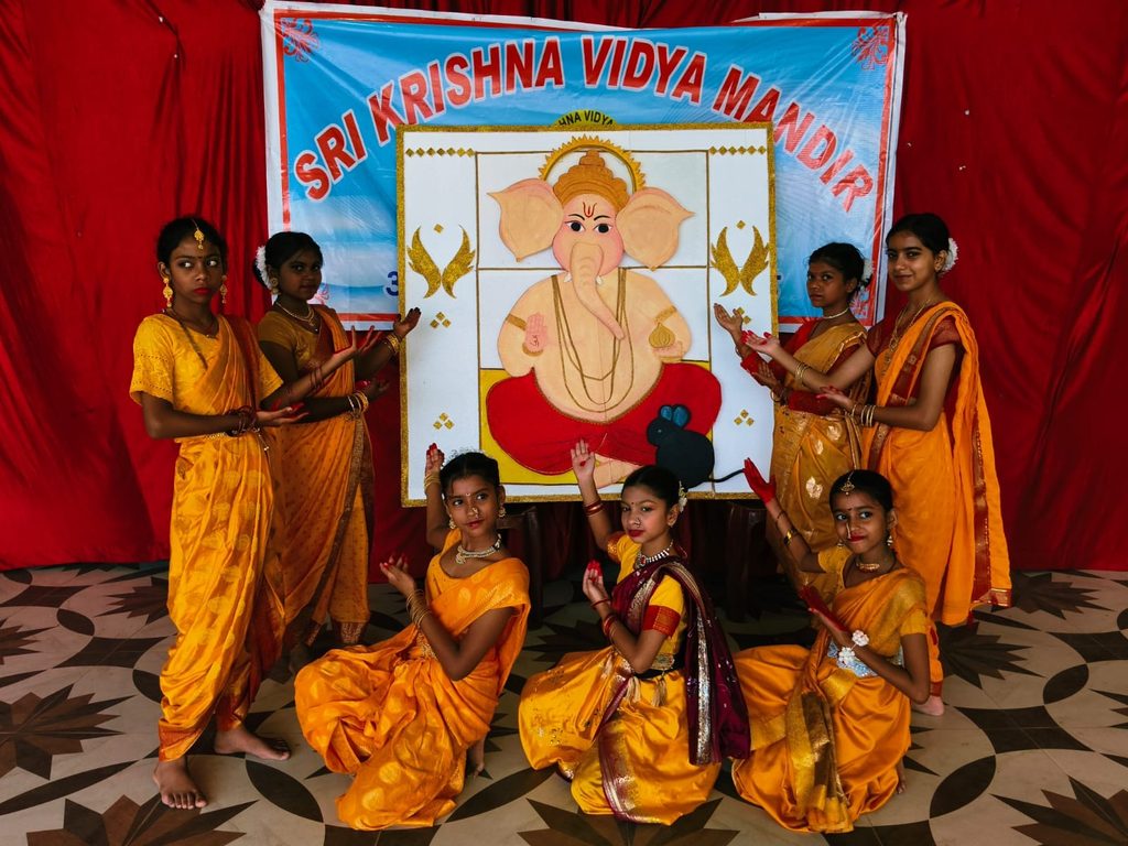 गणपति की भक्ति में रंगा श्री कृष्ण विद्या मंदिर, एकता और श्रद्धा से साकार हुई विघ्नहर्ता की विराट आकृति 15 WhatsApp Image 2026 09 15 at 12.56.23