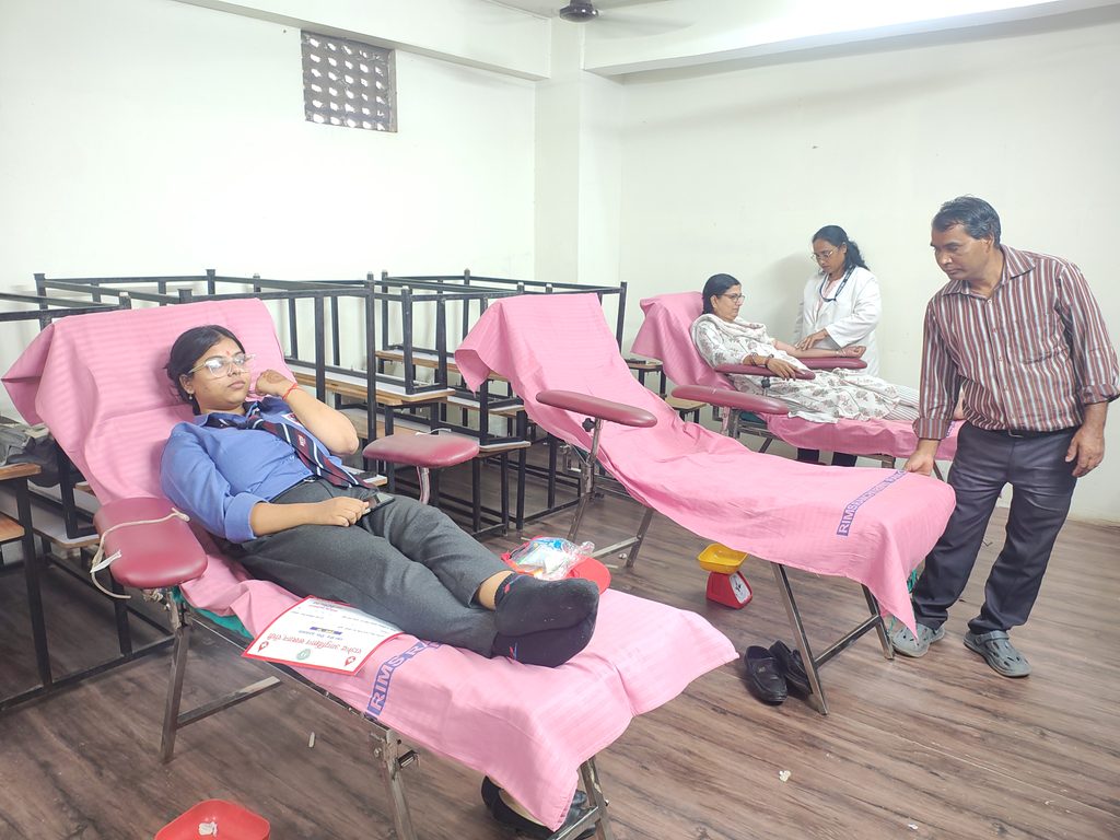 डॉ. साधना कपूर के जन्मदिन पर RKDF University में अनूठी पहल, रक्तदान से गौसेवा तक आयोजित हुए कार्यक्रम 4 WhatsApp Image 2026 09 17 at 16.49.57