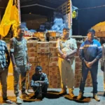 रजौली चेक पोस्ट पर उत्पाद विभाग द्वारा मिनी ट्रक से जब्त की गई 300 पेटी विदेशी शराब