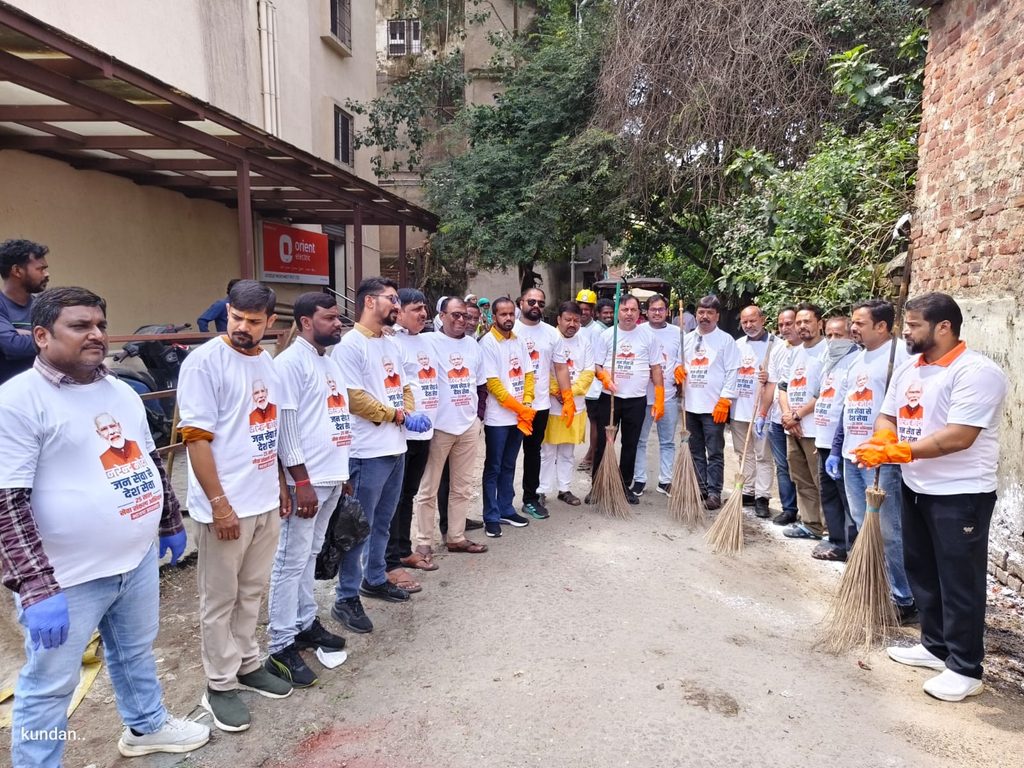 रांची में रमेश सिंह ने चलाया स्वच्छता अभियान, युवाओं के साथ किया श्रमदान 83 WhatsApp Image 2026 10 01 at 17.55.46 1