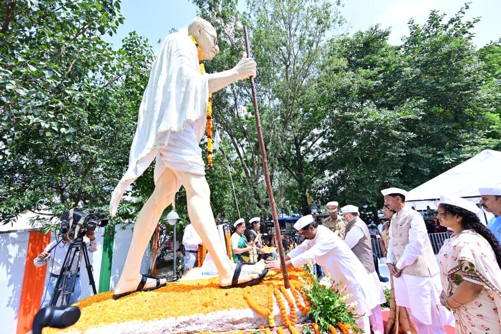 बापू वाटिका में गांधी जी को श्रद्धांजलि, CM हेमन्त बोले- उनके आदर्शों को लेकर आगे बढ़ रहा देश 91 WhatsApp Image 2026 10 02 at 12.59.05
