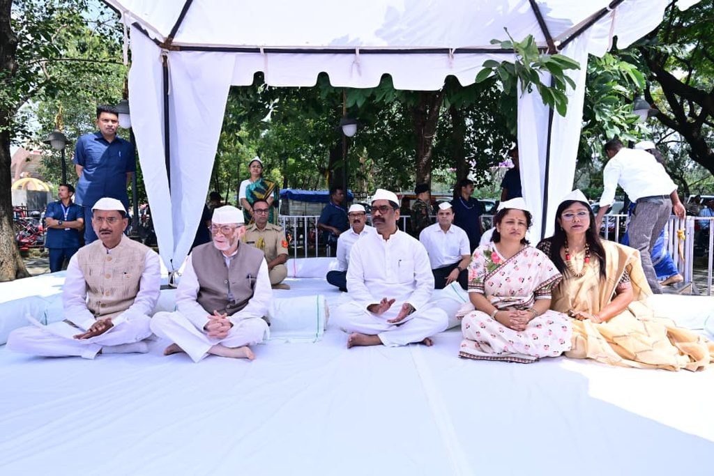 बापू वाटिका में गांधी जी को श्रद्धांजलि, CM हेमन्त बोले- उनके आदर्शों को लेकर आगे बढ़ रहा देश 100 WhatsApp Image 2026 10 02 at 12.59.07 1