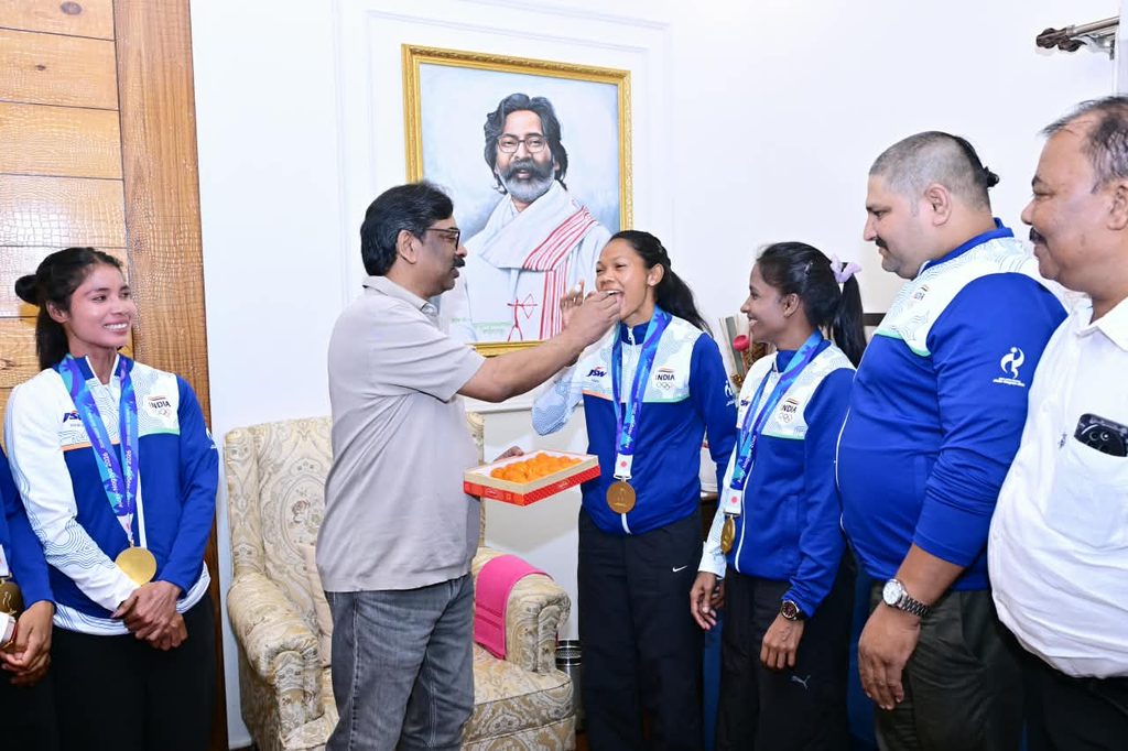 गोल्ड जीतकर लौटीं झारखंड की बेटियां, CM हेमंत सोरेन ने किया सम्मान 80 WhatsApp Image 2026 10 04 at 16.05.53