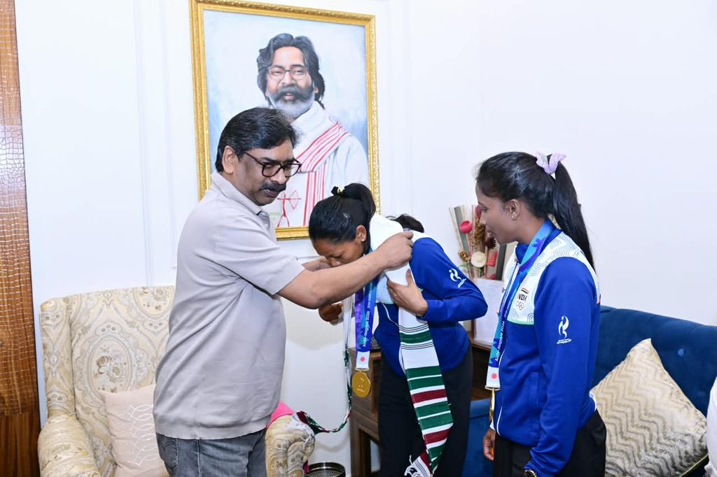 गोल्ड जीतकर लौटीं झारखंड की बेटियां, CM हेमंत सोरेन ने किया सम्मान 91 WhatsApp Image 2026 10 04 at 16.05.54