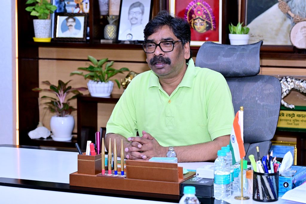 हेमंत सोरेन से मिलीं रांची की दुर्गा पूजा समितियां, CM को सपरिवार पंडाल भ्रमण का न्योता; दिए ये निर्देश 93 WhatsApp Image 2026 10 06 at 17.52.14 1