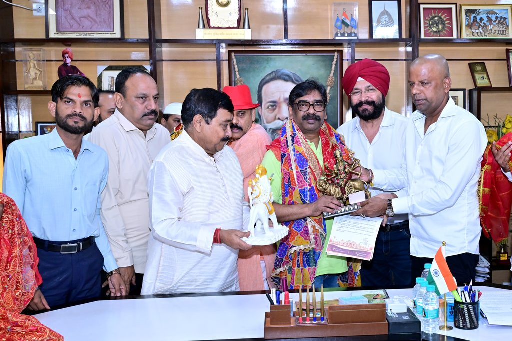 हेमंत सोरेन से मिलीं रांची की दुर्गा पूजा समितियां, CM को सपरिवार पंडाल भ्रमण का न्योता; दिए ये निर्देश 78 WhatsApp Image 2026 10 06 at 17.52.14