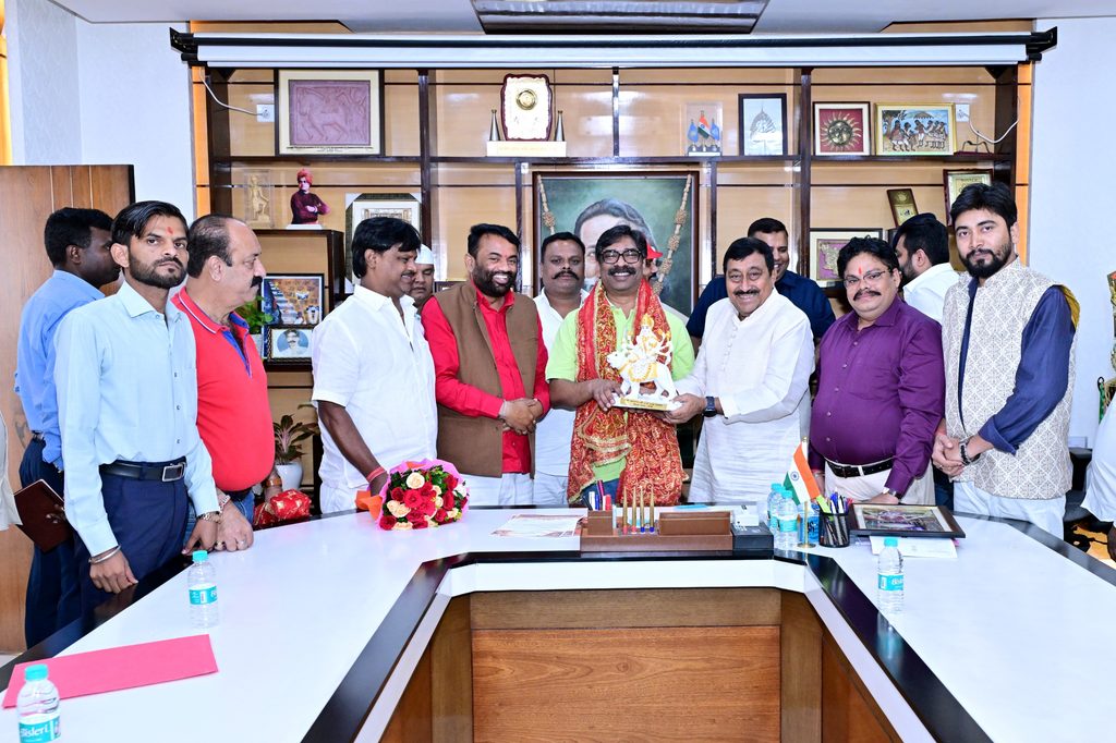 हेमंत सोरेन से मिलीं रांची की दुर्गा पूजा समितियां, CM को सपरिवार पंडाल भ्रमण का न्योता; दिए ये निर्देश 82 WhatsApp Image 2026 10 06 at 17.52.17