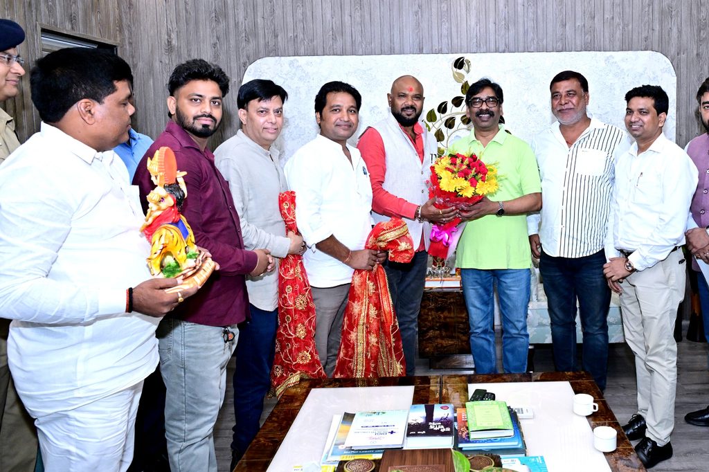 हेमंत सोरेन से मिले रांची के दशहरा आयोजक, 20 अक्टूबर के रावण दहन में सपरिवार आने का दिया न्योता 40 WhatsApp Image 2026 10 07 at 14.42.35