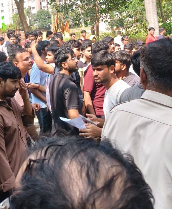 IIIT रांची में छात्र की मौत के बाद हंगामा, एंबुलेंस और इलाज की व्यवस्था पर सवाल 89 WhatsApp Image 2026 10 11 at 10.56.11 AM 1 edited