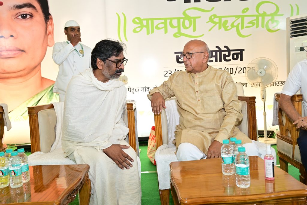 मातृशोक के बीच भी जारी रही जनसेवा, नेमरा में हेमंत सोरेन से मिले जशपुर राजपरिवार और जनप्रतिनिधि 7 WhatsApp Image 2026 10 16 at 18.36.44