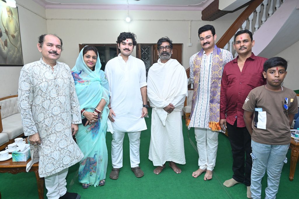 मातृशोक के बीच भी जारी रही जनसेवा, नेमरा में हेमंत सोरेन से मिले जशपुर राजपरिवार और जनप्रतिनिधि 4 WhatsApp Image 2026 10 16 at 18.39.00