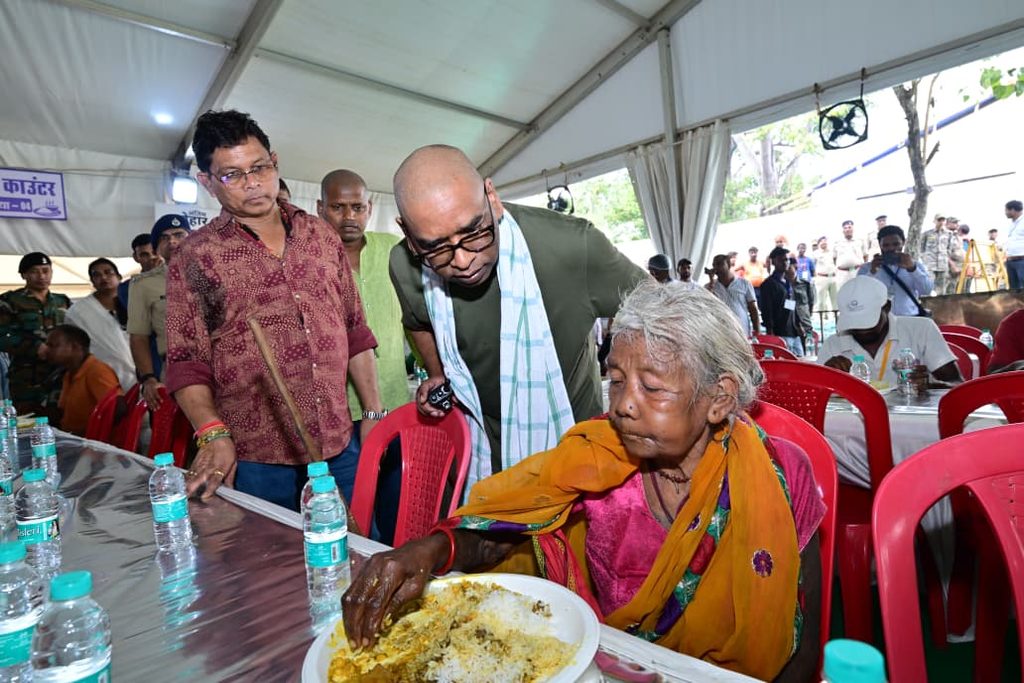 रूपी सोरेन के संस्कार भोज में उमड़ा जनसैलाब, नेमरा पहुंचे हजारों लोग; हेमंत सोरेन ने खुद संभाली व्यवस्था 77 WhatsApp Image 2026 10 18 at 12.54.30
