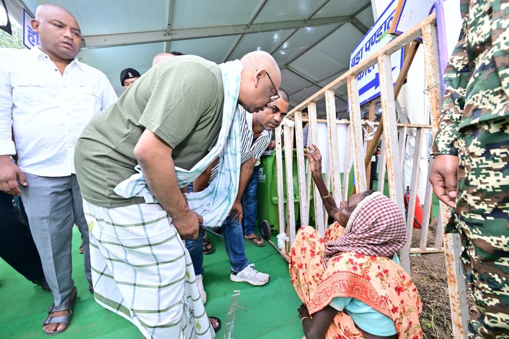 रूपी सोरेन के संस्कार भोज में उमड़ा जनसैलाब, नेमरा पहुंचे हजारों लोग; हेमंत सोरेन ने खुद संभाली व्यवस्था 75 WhatsApp Image 2026 10 18 at 12.54.32
