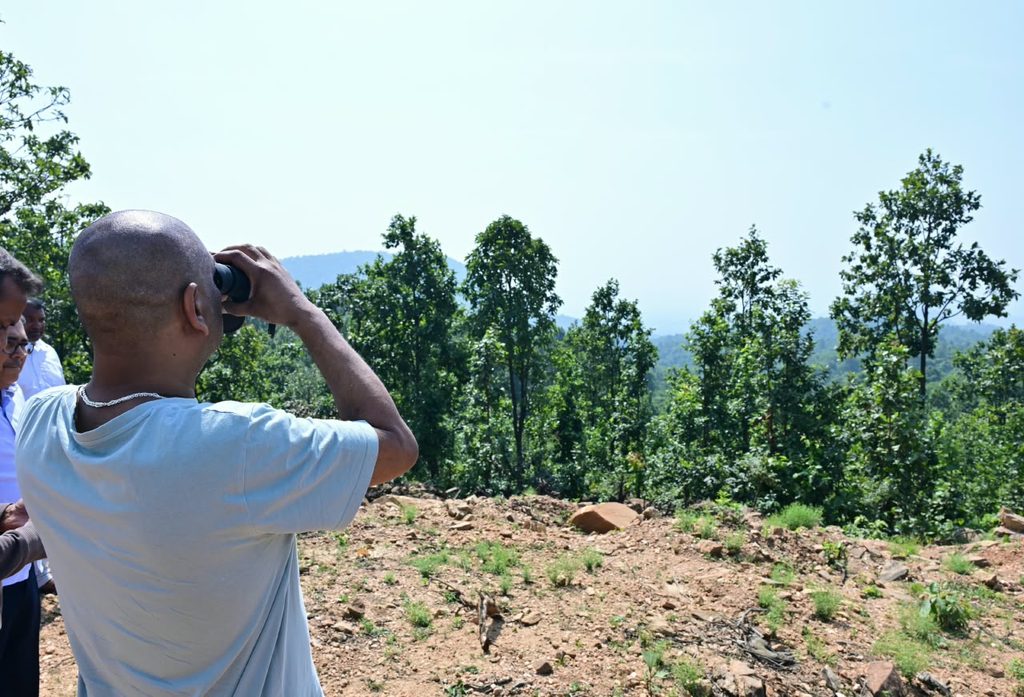 हेमंत सोरेन ने कसमार-बरलंगा सड़क का किया निरीक्षण, कल्पना सोरेन के साथ चाय-पकौड़ी का भी लिया आनंद 91 WhatsApp Image 2026 10 20 at 18.18.32