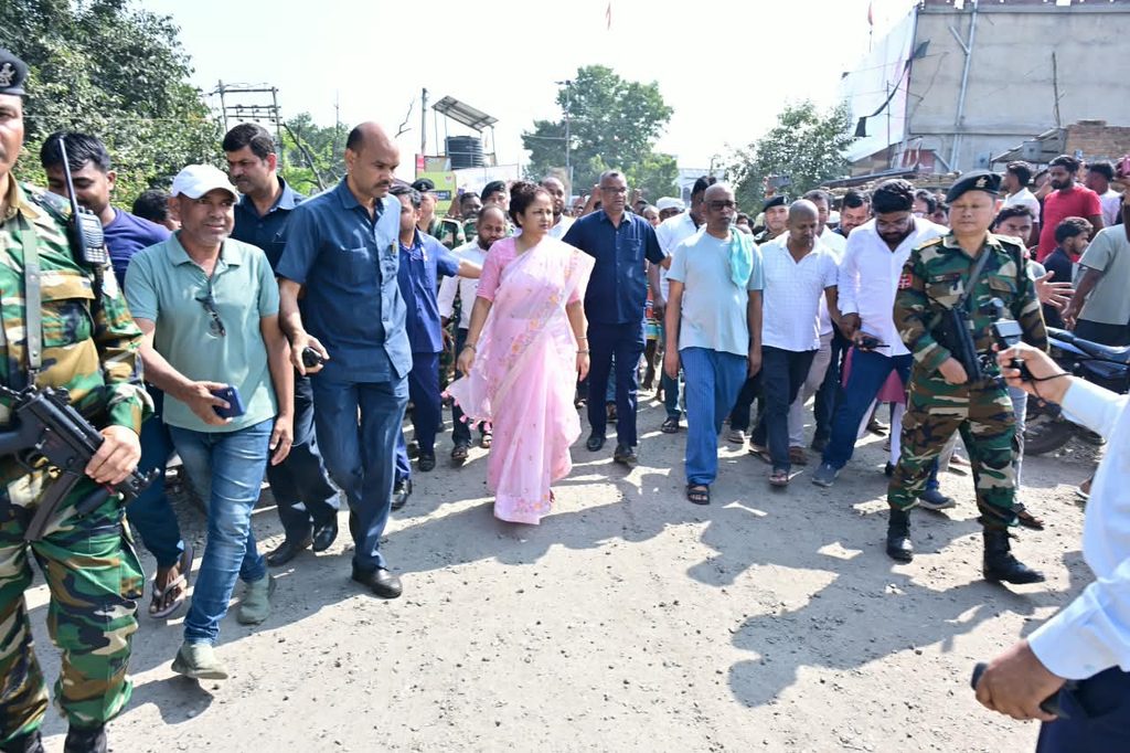 हेमंत सोरेन ने कसमार-बरलंगा सड़क का किया निरीक्षण, कल्पना सोरेन के साथ चाय-पकौड़ी का भी लिया आनंद 76 WhatsApp Image 2026 10 20 at 18.18.34