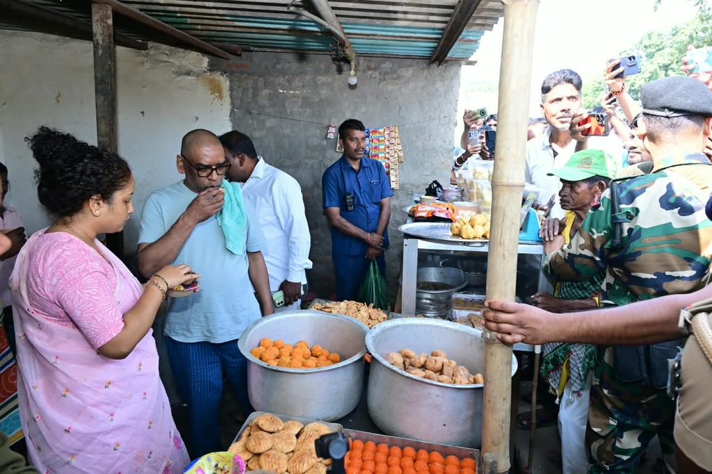 हेमंत सोरेन ने कसमार-बरलंगा सड़क का किया निरीक्षण, कल्पना सोरेन के साथ चाय-पकौड़ी का भी लिया आनंद 80 WhatsApp Image 2026 10 20 at 18.18.35 1 1