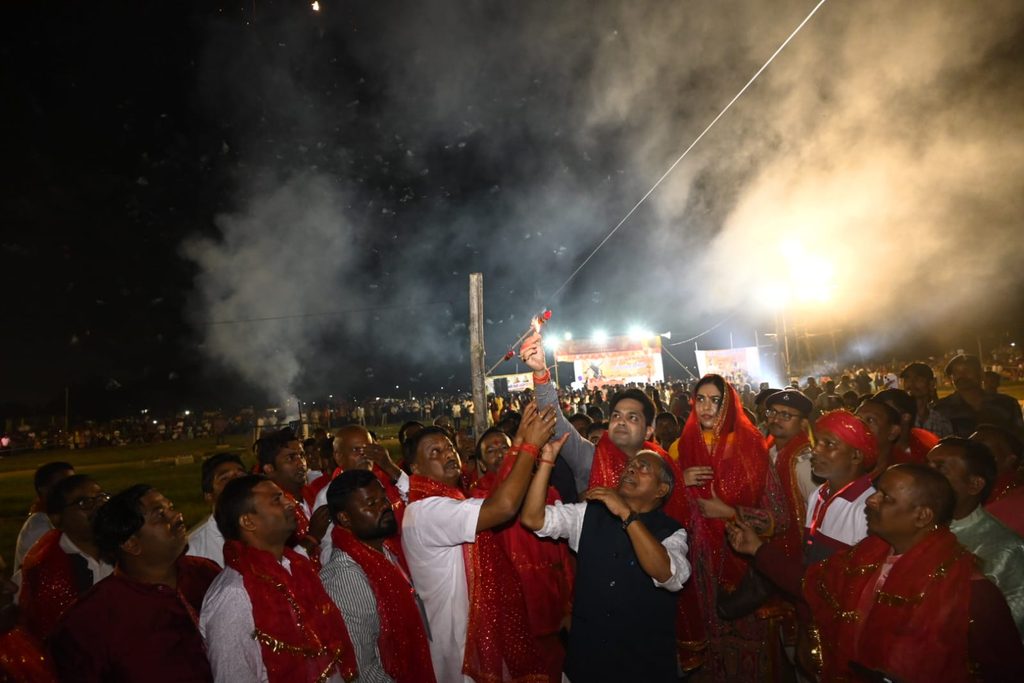 रांची के हुंडरू में रावण दहन उत्सव, आतिशबाजी के बीच उमड़ा हजारों का जनसैलाब 79 WhatsApp Image 2026 10 21 at 3.49.40 PM 2