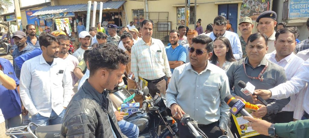 रांची में सड़क सुरक्षा का बड़ा अभियान, 600-700 वाहन चालकों को समझाया हेलमेट का महत्व 90 WhatsApp Image 2026 10 24 at 15.06.23