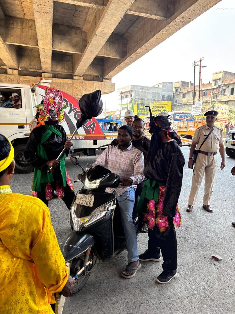 रांची में सड़क सुरक्षा का बड़ा अभियान, 600-700 वाहन चालकों को समझाया हेलमेट का महत्व 86 WhatsApp Image 2026 10 24 at 15.06.28 768x1024 1